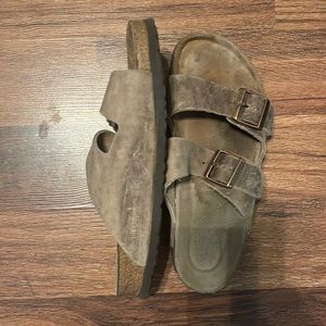 Birkenstock Arizona sz 40 wide. These are the unisex ones worn very little